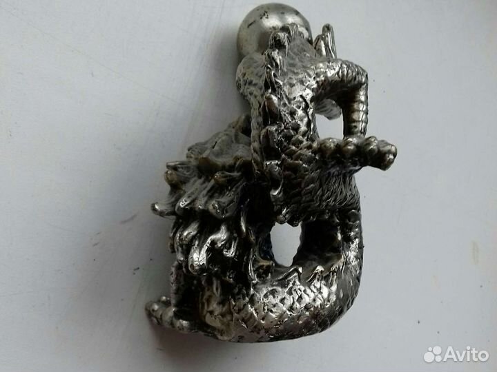 Дракон с жемчужиной в лапе. Высота 10 см