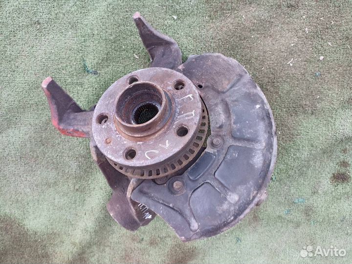 Поворотный кулак передний правый Skoda Octavia 1U