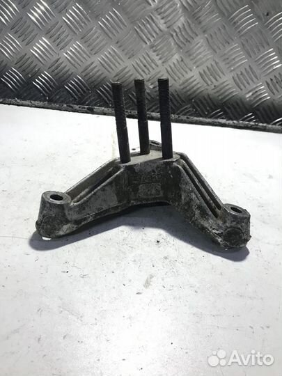 Кронштейн кпп левый Mitsubishi Carisma