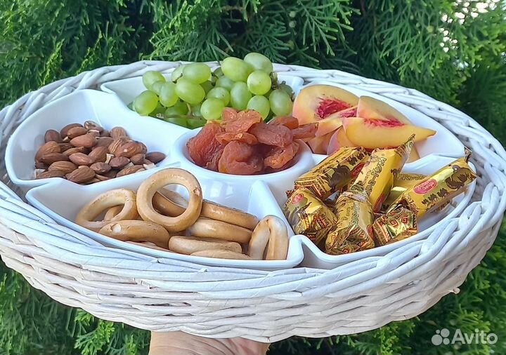 Плетеный поднос с менажницей