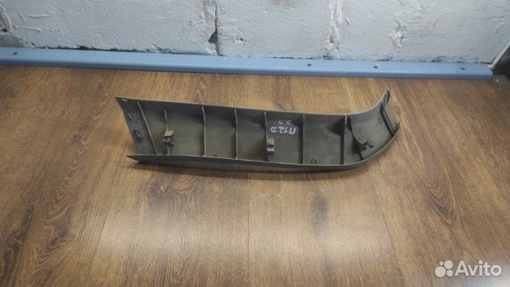 Накладка крышки багажника задняя правая Nissan