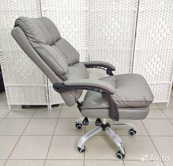 Новое большое компьютерное кресло