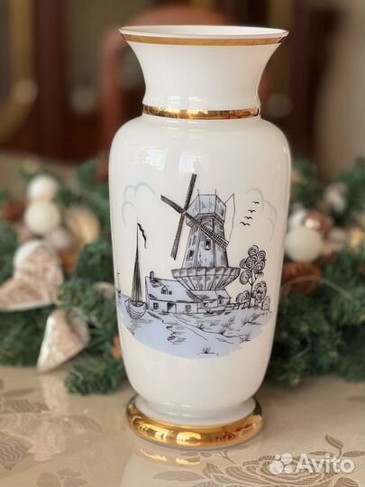 Ваза Богемия молочное стекло