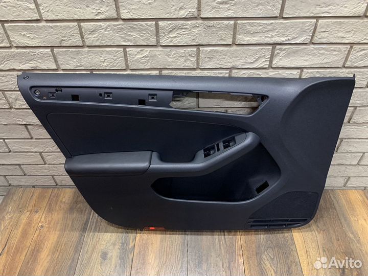 Volkswagen Jetta 6 Обшивка двери передней левой