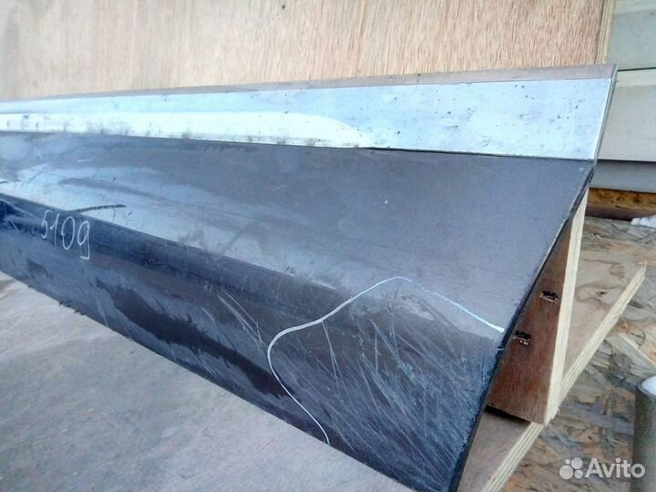 VW Touareg с 2010г. - Накладка передняя правая Б/У