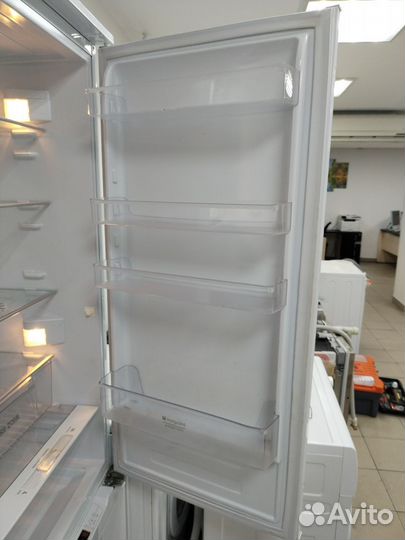 Встроенный холодильник