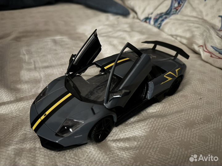 Игрушечная машинка