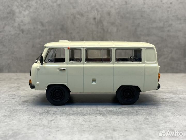 Коллекционная модель Уаз-452В Буханка 1:43