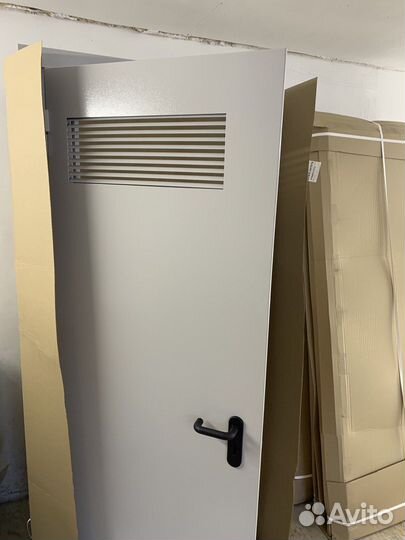 Дверь металлическая с вентиляционной решеткой