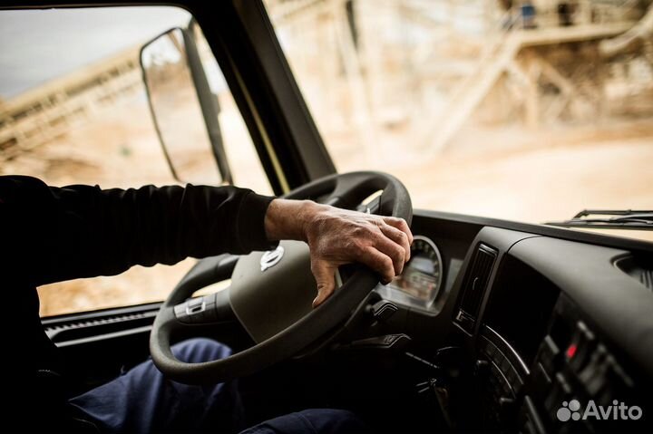 Водитель с личным грузовым авто