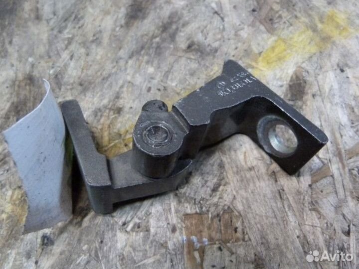 Петля двери задней левой верхняя Skoda Yeti 2009-2