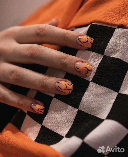 Педикюр с покрытием лаком