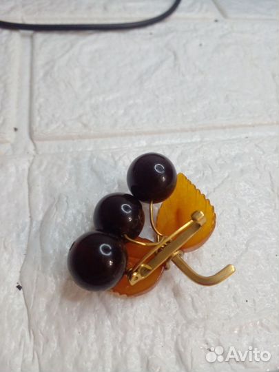 Янтарная брошь СССР