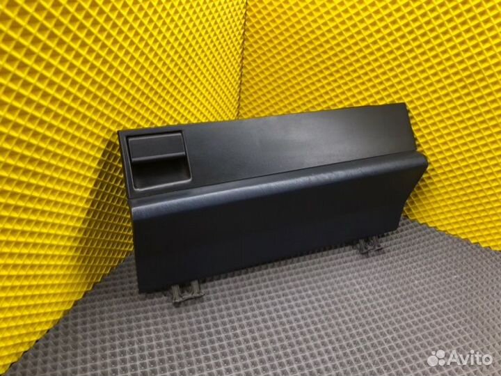 Крышка бордачка Mercedes-Benz 190E W201 M102.921