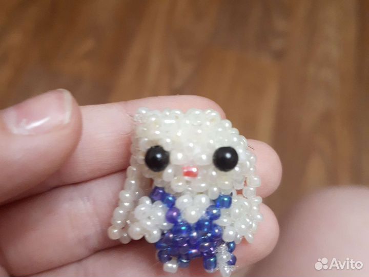 Обьёмный зайчик из бисера в технике крестик