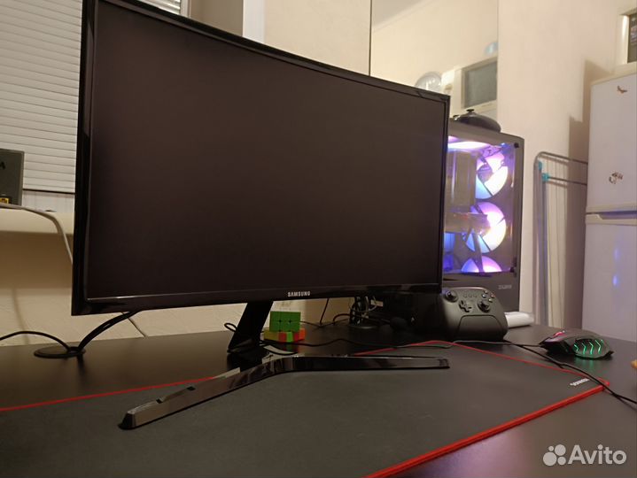 Изогнутый игровой монитор Samsung