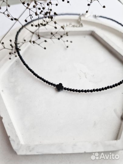 Чокер из шпинели, клевер из гематита