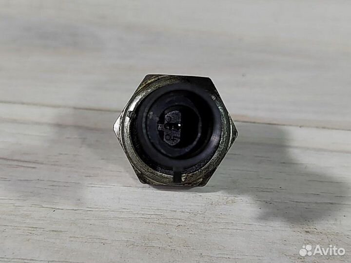 Датчик давления масла Opel Astra J A16XER 2010