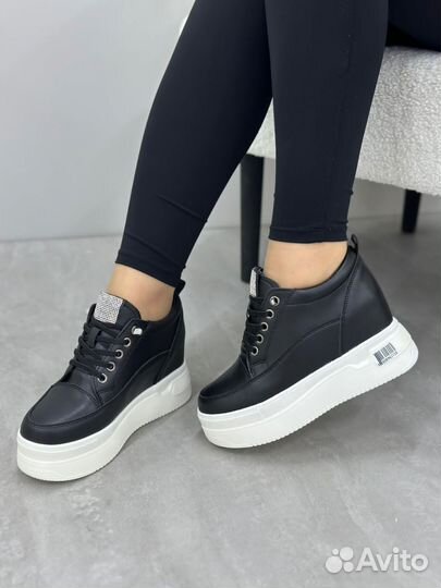 Кроссовки женские