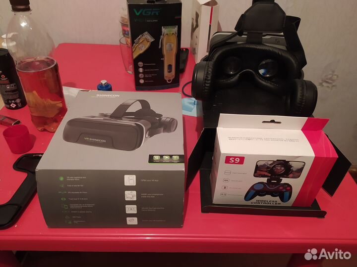 Очки виртуальной реальности с джойстиками
