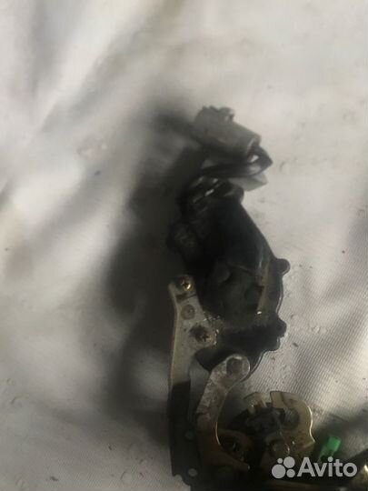 Замок двери задний левый Toyota Mark 2 GX90 1GFE