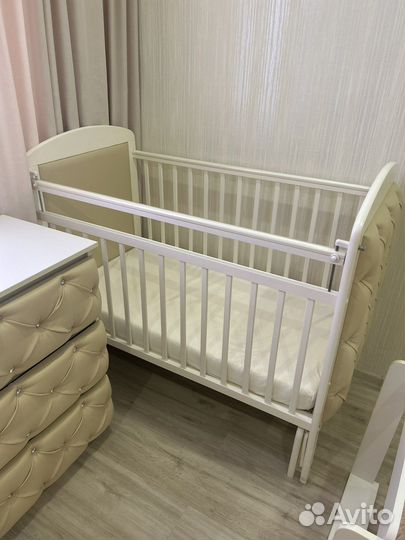 Детская кроватка и пеленальный комод