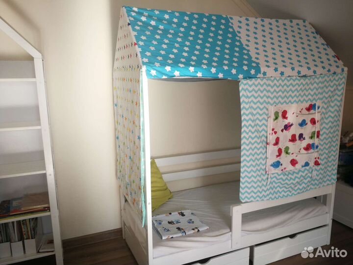 Кровать-домик + полка для книг