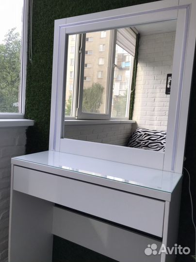 Стол визажиста с зеркалом и подсветкой