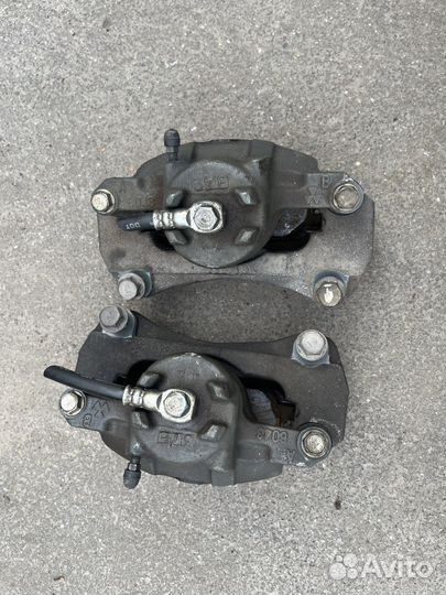 Суппорт передний Mitsubishi Grandis