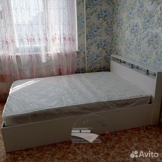 Кровать двуспальная с матрасом