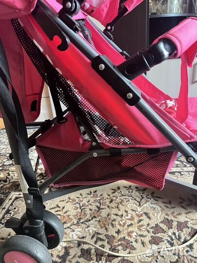 Прогулочная коляска розовая