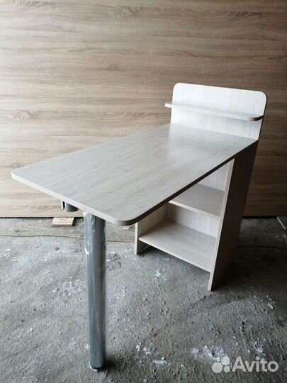 Маникюрный стол