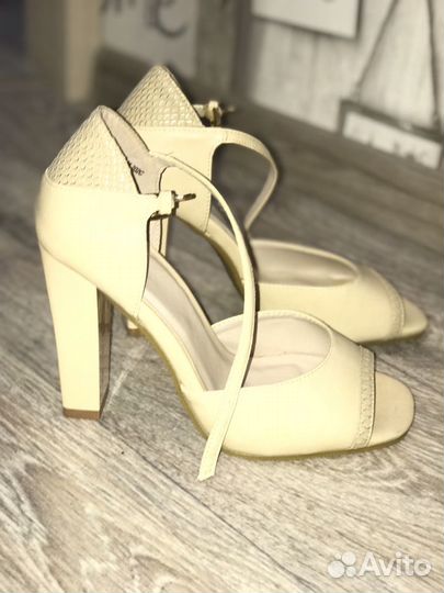 Босоножки новые