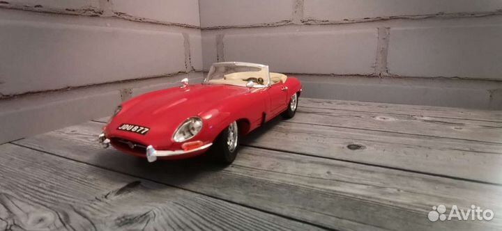 Модель Jaguar 1/18 Бураго