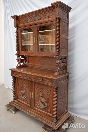 Антикварный буфет в охотничьем стиле