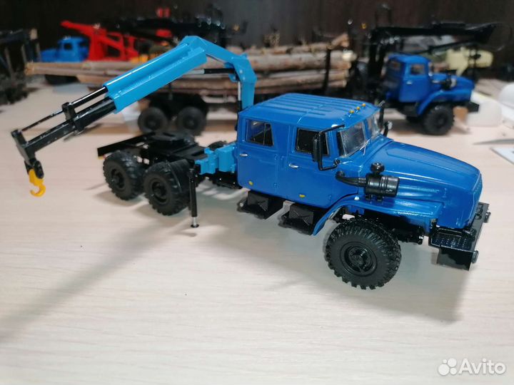 Модель грузовика Урал с манипулятором