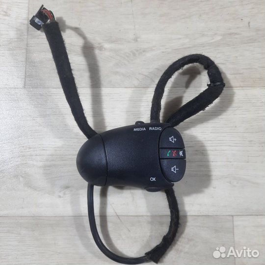 Кнопка управления магнитолой на руль Renault