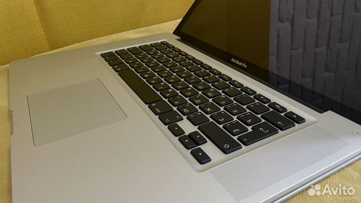 В идеале Apple macbook pro 15 core i7/SSD 256