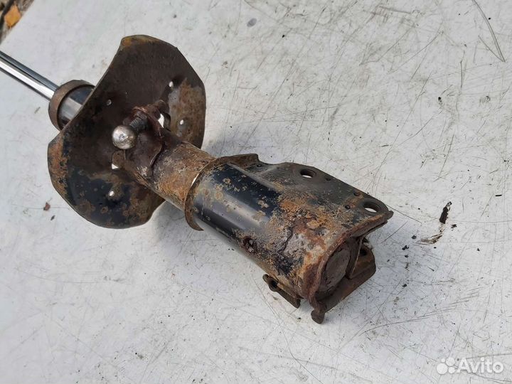 Стойка амортизатора передняя правая Mazda 323 BJ