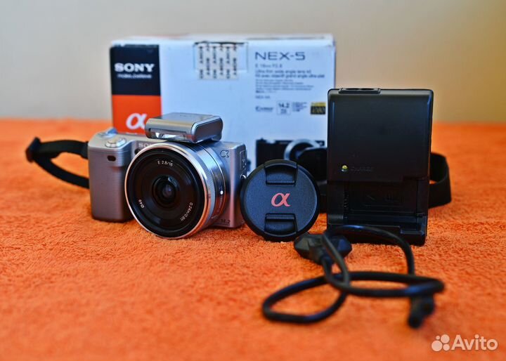 Sony Alpha NEX-5 / SEL-16F28 16 мм F/2.8