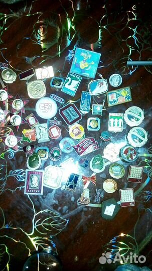 Банкноты монеты значки