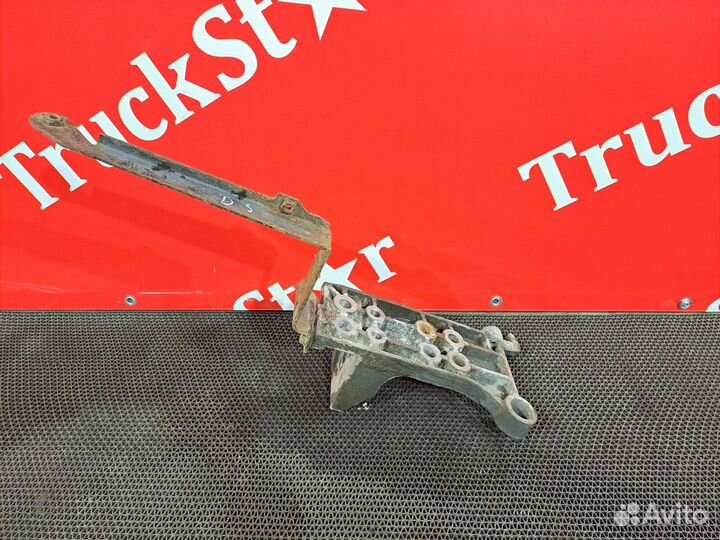 Кронштейн бампера левый