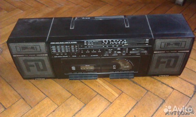 Переносная двухкассетная магнитола с тюнером
