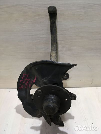 Кулак передний правый Мерседес C202 W202