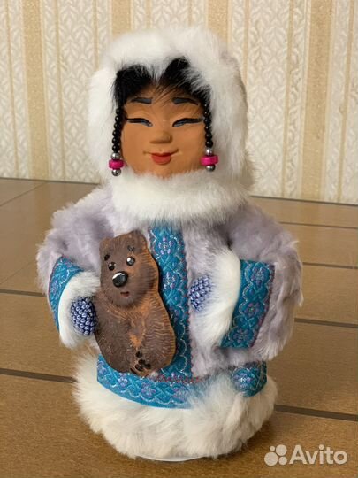 Фигурка меховая - Ненка с медвежонком