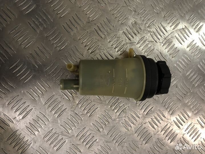 Бачок гура Ford Focus 3 1,6л