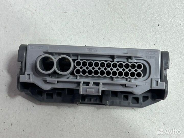 Штекер на фару передний Toyota Camry V70/V75