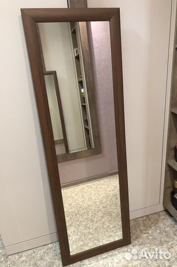 Зеркало в деревянной раме