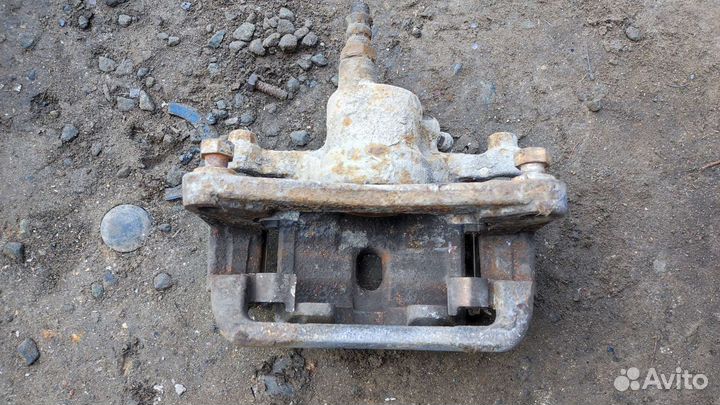 Суппорт задний правый Mitsubishi Galant 8