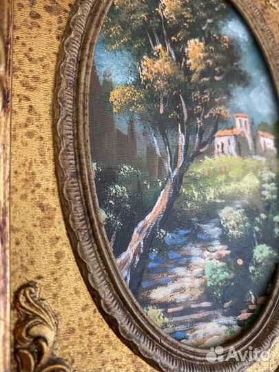 Старинные картины в золотых рамках. Италия